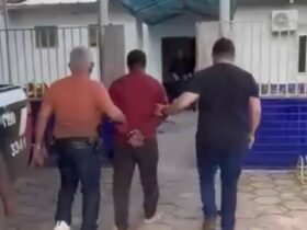 Homem sendo preso pela Polícia Civil