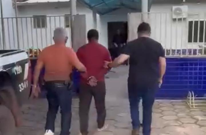 Homem sendo preso pela Polícia Civil
