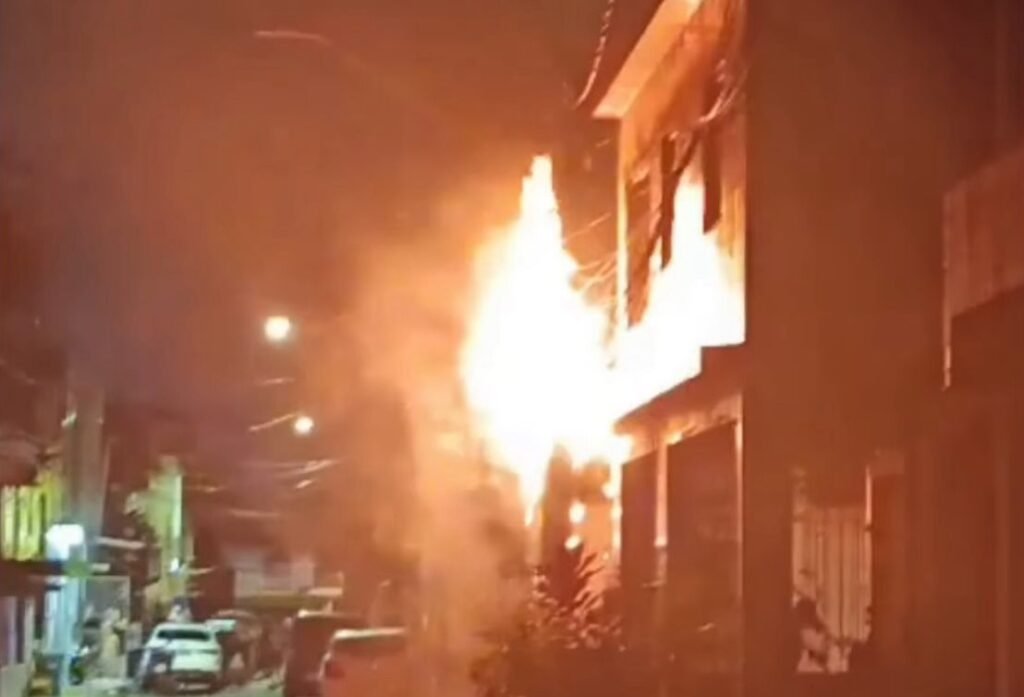 Fogo atingiu o poste e a fiação elétrica.
