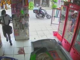 Crime foi registrado pelas câmeras de segurança do estabelecimento.