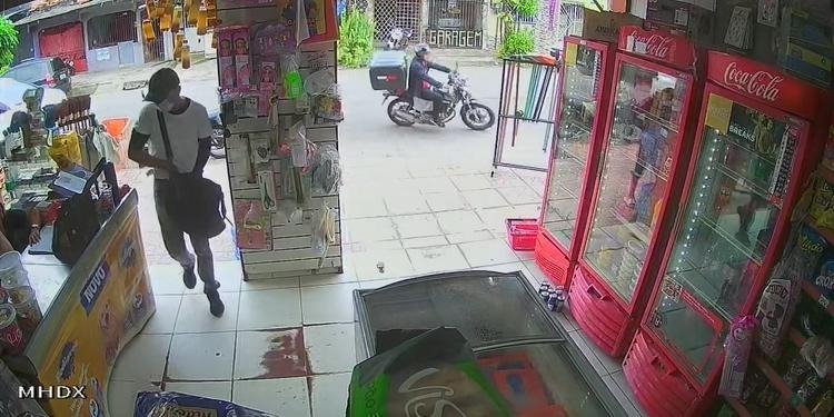 Crime foi registrado pelas câmeras de segurança do estabelecimento.