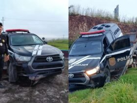 Policiais tiveram ferimentos leves após o acidente.