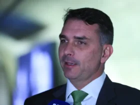Senador, Flávio Bolsonaro durante entrevista
