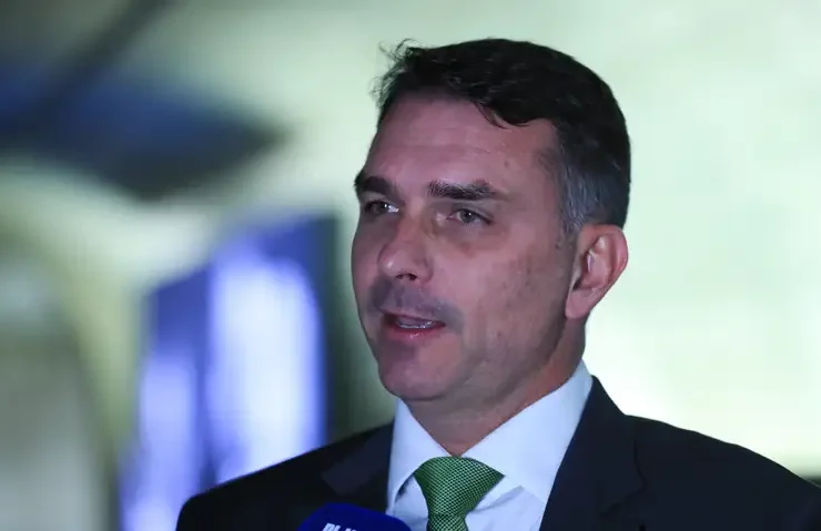 Senador, Flávio Bolsonaro durante entrevista