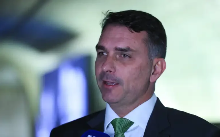 Senador, Flávio Bolsonaro durante entrevista