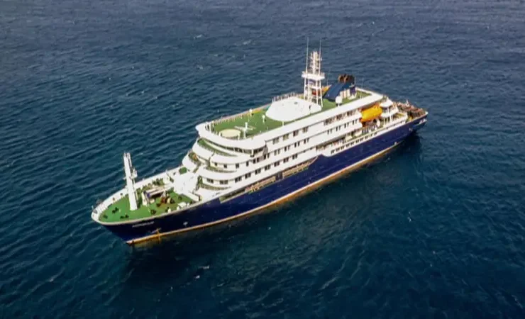 Surto de hantavírus em navio de expedição no Atlântico deixa três mortos.