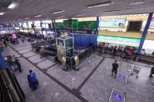 Levantamento mostra que reajustes superaram a inflação nos últimos 12 meses; alta dos combustíveis e aumento da demanda nas férias impulsionam preços.