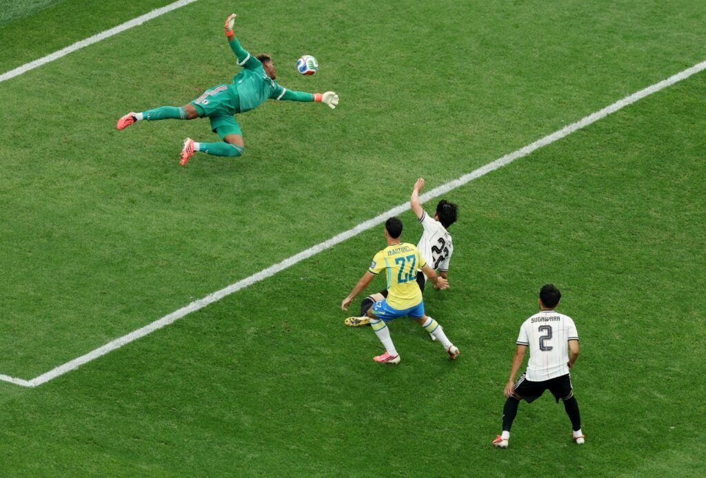 Brasil marca no apagar da luzes, vence o Japão de virada e vai às oitavas da Copa