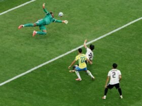 Brasil marca no apagar da luzes, vence o Japão de virada e vai às oitavas da Copa