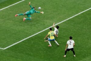 Brasil marca no apagar da luzes, vence o Japão de virada e vai às oitavas da Copa