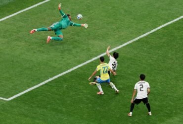 Brasil marca no apagar da luzes, vence o Japão de virada e vai às oitavas da Copa
