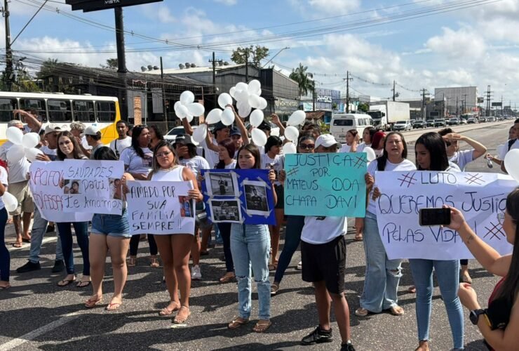 Manifestação reuniu amigos, parentes e integrantes de torcidas na Avenida Augusto Montenegro, local onde ocorreu o atropelamento.