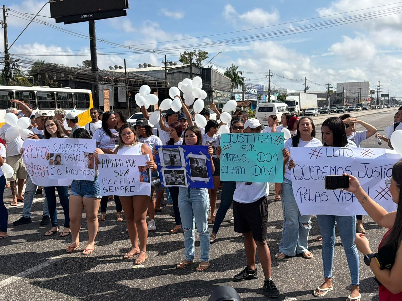 Manifestação reuniu amigos, parentes e integrantes de torcidas na Avenida Augusto Montenegro, local onde ocorreu o atropelamento.