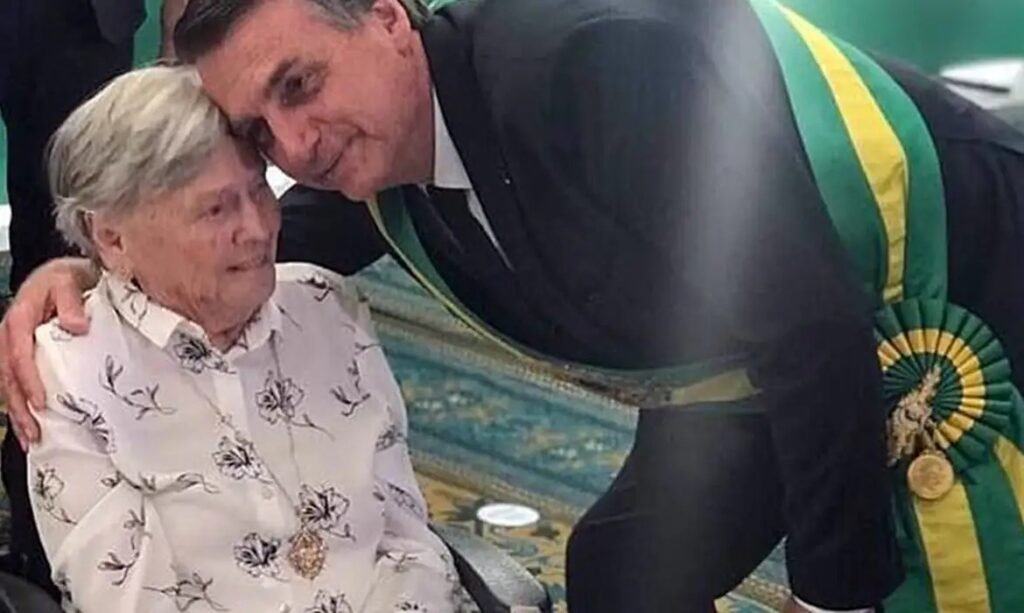 Homenagem a Olinda Bonturi Bolsonaro foi proposta por deputado aliado do ex-presidente e aprovada pela Assembleia Legislativa paulista.