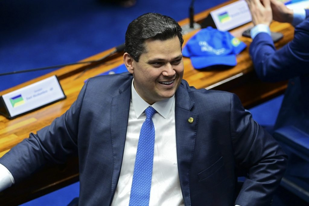 Documento de colaboração do ex-dono do Banco Master menciona alegada propina envolvendo conta no exterior; caso é analisado pela PGR após rejeição inicial da PF.