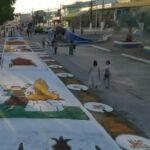 Manifestação religiosa reconhecida como patrimônio cultural do Pará mobilizou cerca de 1.500 voluntários na confecção de 1,3 quilômetro de tapetes coloridos pelas ruas da cidade.