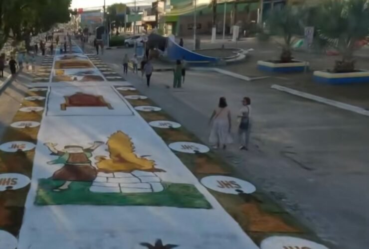 Manifestação religiosa reconhecida como patrimônio cultural do Pará mobilizou cerca de 1.500 voluntários na confecção de 1,3 quilômetro de tapetes coloridos pelas ruas da cidade.