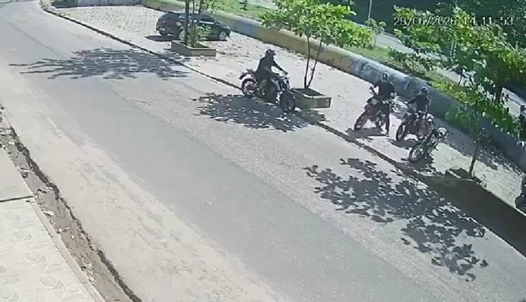 Durante toda a ação, os três suspeitos utilizavam capacetes, o que dificulta a identificação por meio das imagens de segurança.
