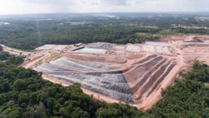 Proposta busca reduzir a utilização de lixões a céu aberto, mas unidade tem funcionamento autorizado apenas até junho de 2027 por decisão judicial.