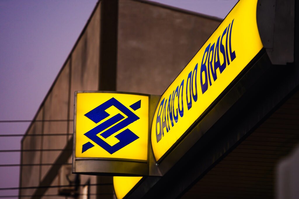Usuários informaram problemas para acessar contas e realizar operações; banco afirma trabalhar para restabelecer os serviços.