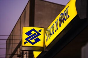 Usuários informaram problemas para acessar contas e realizar operações; banco afirma trabalhar para restabelecer os serviços.