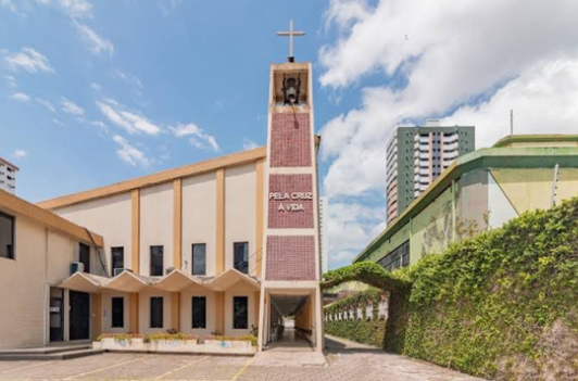 Segundo informações, os suspeitos invadiram o local e roubaram equipamentos, causando danos à estrutura da igreja.