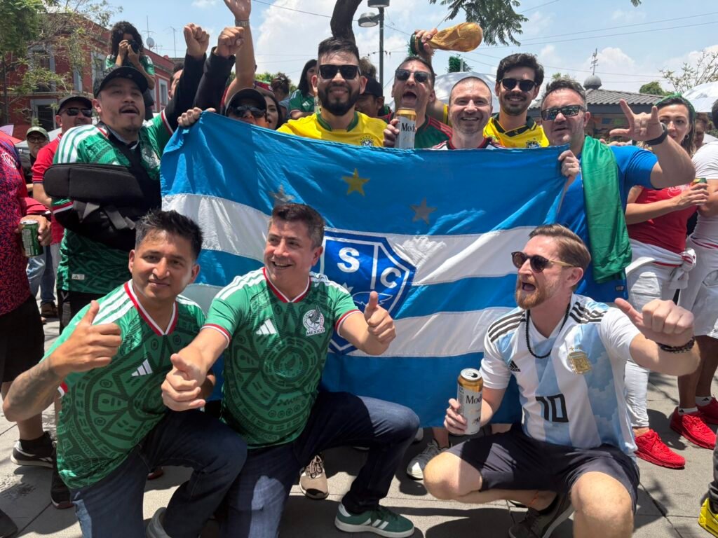 Símbolo bicolor chamou a atenção durante celebrações de torcedores brasileiros e repercutiu nas redes sociais.