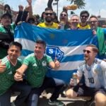 Símbolo bicolor chamou a atenção durante celebrações de torcedores brasileiros e repercutiu nas redes sociais.