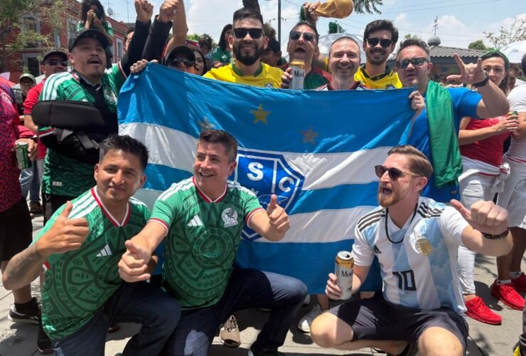 Símbolo bicolor chamou a atenção durante celebrações de torcedores brasileiros e repercutiu nas redes sociais.