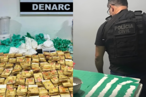 A ação resultou na apreensão de R$ 329 mil em dinheiro, além de entorpecentes, veículos e equipamentos utilizados na comercialização de drogas.