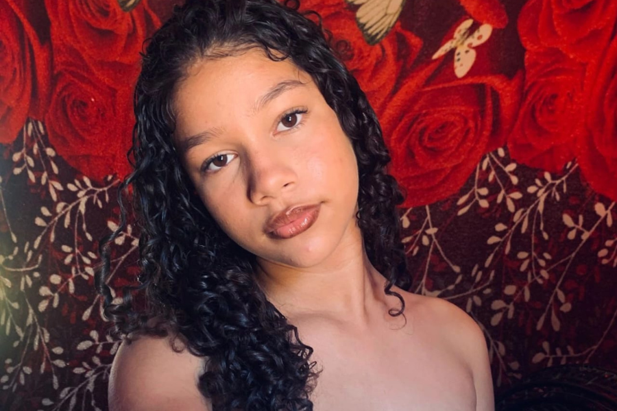 A jovem aguarda, desde a última segunda-feira (15), a liberação de um leito para realizar uma cirurgia necessária após sofrer lesões graves na perna esquerda.