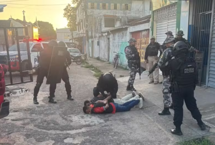 Na imagem em destaque, o momento em que os criminosos se rendem após 6h de negociações.