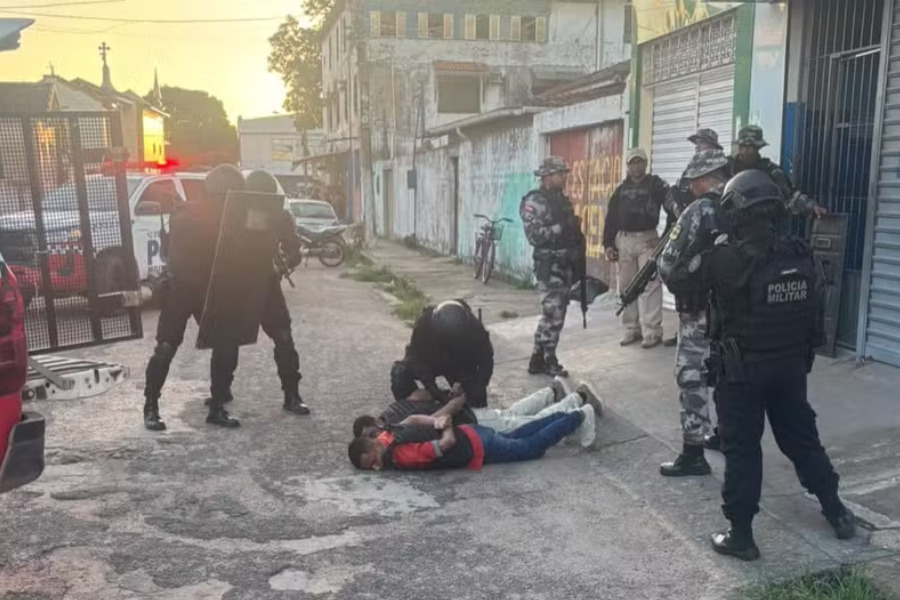 Na imagem em destaque, o momento em que os criminosos se rendem após 6h de negociações.