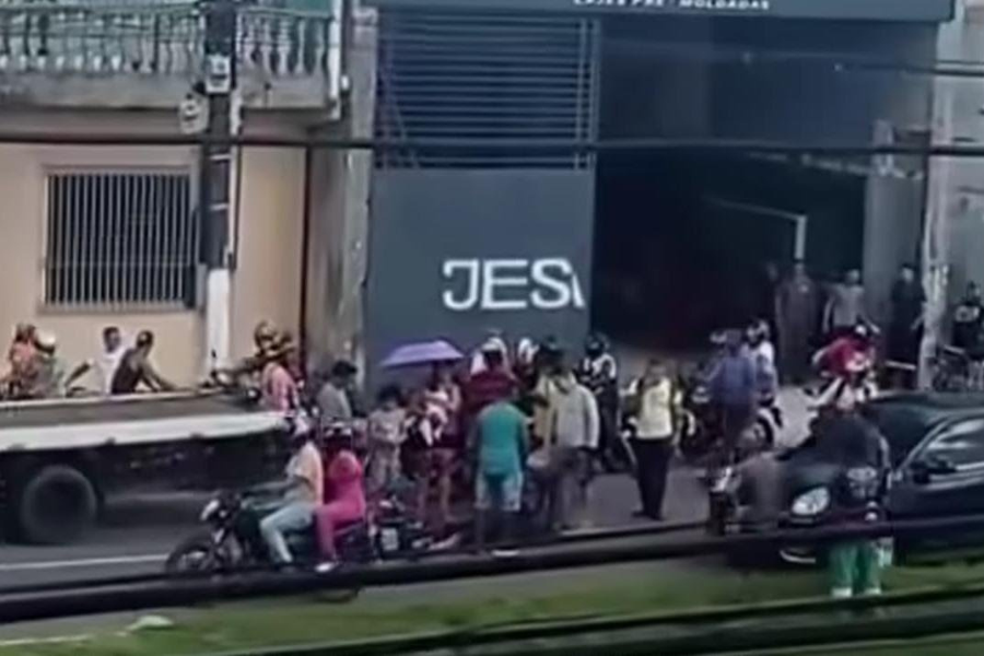 A vítima teria colidido contra um caminhão-guincho.