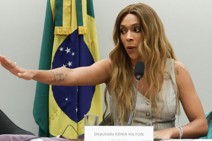 Deputada argumenta que comentaristas utilizam sua influência para incentivar apostas.
