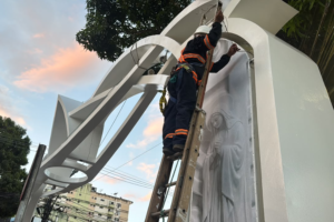 Durante a ação foram feitas a montagem da nova estrutura e colocação da nova plotagem.
