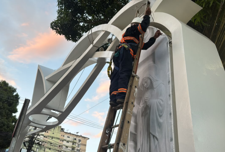 Durante a ação foram feitas a montagem da nova estrutura e colocação da nova plotagem.