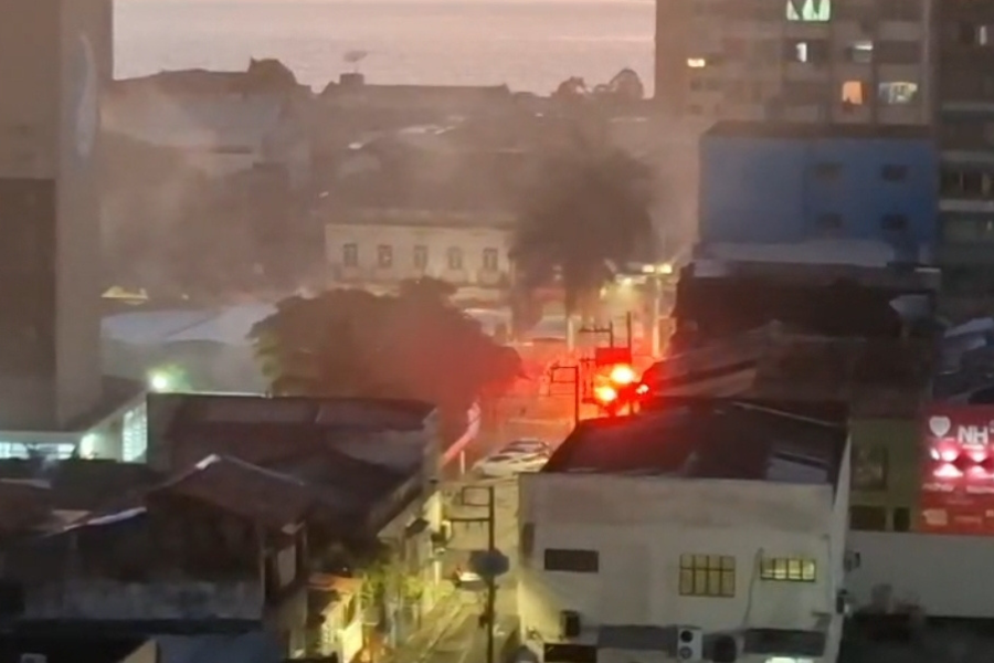 Em vídeo registrado por testemunhas, é possível ver a presença de uma intensa fumaça na região.