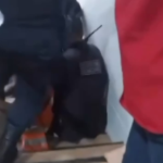 Nas imagens, os guardas aparecem imobilizando o usuário com o uso da força.