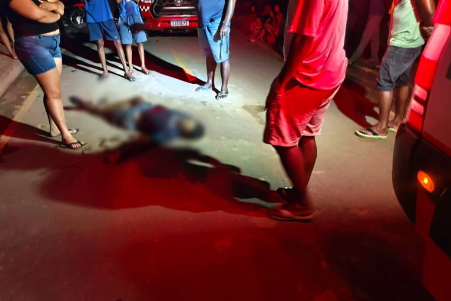 suspeito se aproximou enquanto o familiar da vítima se afastou para abrir o portão, então efetuou diversos disparos contra Messias.