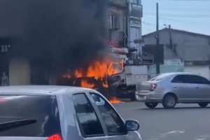 O caminhão sofreu danos severos, principalmente na região frontal, que ficou completamente destruída.