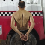 o suspeito teria seguido a mulher pelas ruas da cidade em uma motocicleta e feito ameaças contra ela.