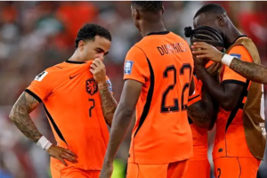 Na imagem em destaque os jogadores da Holanda: Justin Kluivert, Quinten Timber e Crysencio Summerville