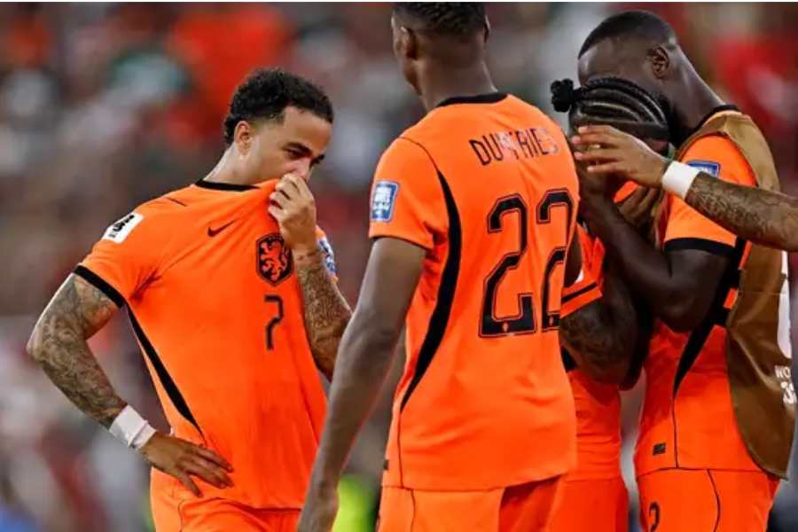 Na imagem em destaque os jogadores da Holanda: Justin Kluivert, Quinten Timber e Crysencio Summerville