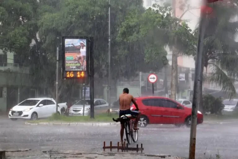 A previsão da Secretaria de Estado de Meio Ambiente e Sustentabilidade (Semas) aponta dias de calor, variação de nuvens e possibilidade de pancadas de chuva
