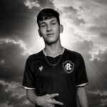 Jovem de 20 anos estava internado desde o acidente; outras duas pessoas permanecem hospitalizadas em estado grave.