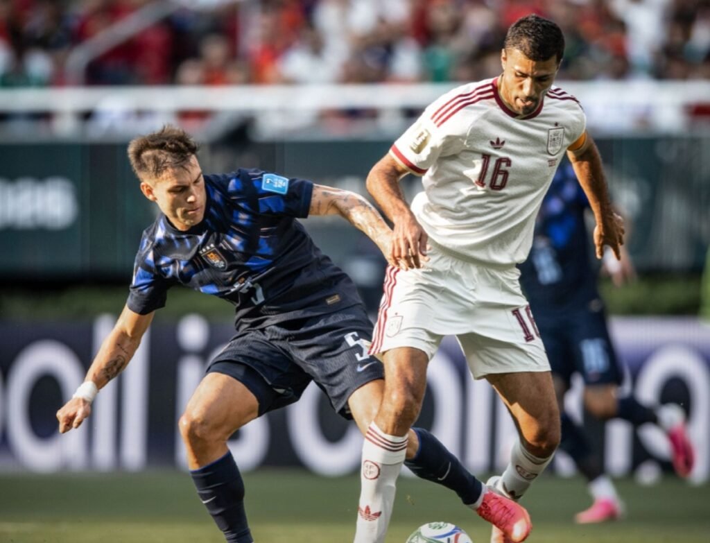 Goleiro falha no gol de Álex Baena, é substituído no intervalo e Celeste dá adeus ao Mundial ainda na fase de grupos em meio a crise interna.