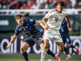 Goleiro falha no gol de Álex Baena, é substituído no intervalo e Celeste dá adeus ao Mundial ainda na fase de grupos em meio a crise interna.