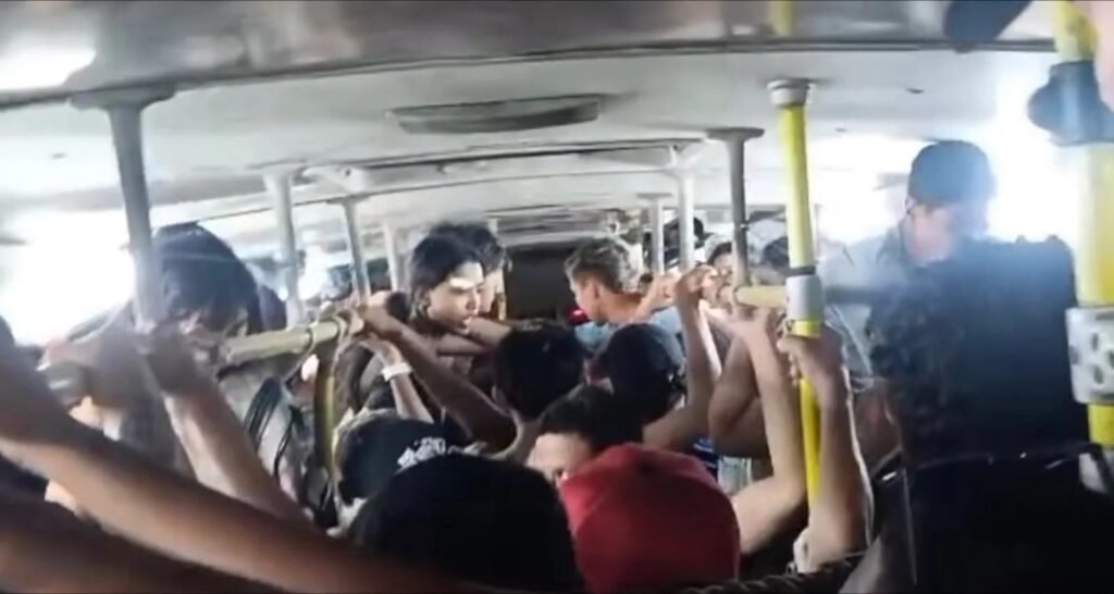 Vidros do coletivo foram quebrados durante ação na noite de domingo; moradores cobram reforço no policiamento da ilha.