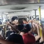Vidros do coletivo foram quebrados durante ação na noite de domingo; moradores cobram reforço no policiamento da ilha.